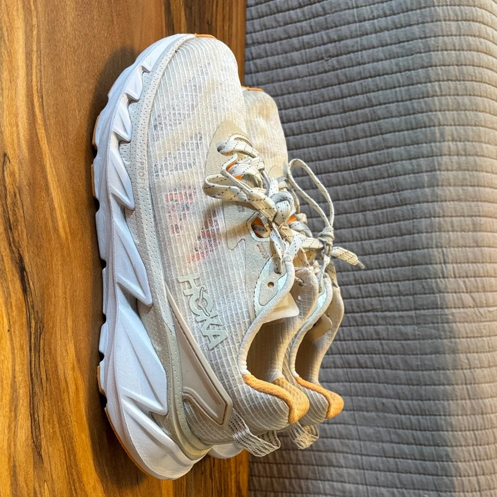 Hoka Neutral Trainer in Beige with Orange Accents 6M - Picture 2 of 7